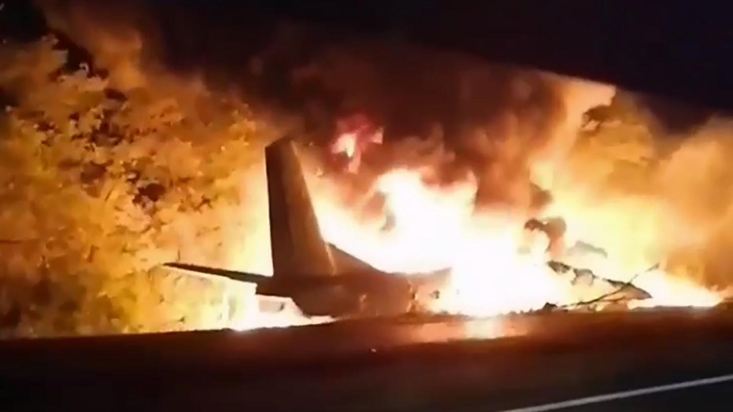 Beim Absturz eines Militärflugzeugs vom Typ Antonow AN-26 sind im Osten der Ukraine mindestens 22 Menschen ums Leben gekommen. 