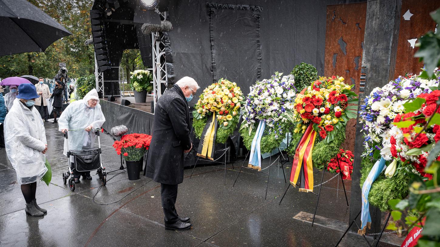 Bundespräsident Frank-Walter Steinmeier legt am Ort des Oktoberfestattentats einen Kranz nieder und gedenkt gemeinsam mit Überlebenden des rechtsterroristischen Anschlags.
