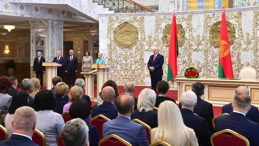 Ungeachtet wochenlanger Massenproteste in Belarus hat Präsident Alexander Lukaschenko seine sechste Amtszeit angetreten. Dabei legte er bei einer vorab nicht angekündigten Zeremonie in der Hauptstadt den Amtseid ab.