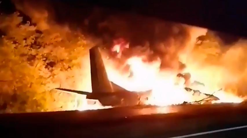 Beim Absturz eines Militärflugzeugs vom Typ Antonow AN-26 sind im Osten der Ukraine mindestens 22 Menschen ums Leben gekommen. Das teilte der Zivilschutz in Kiew mit. Demnach gab es auch Überlebende bei der Katastrophe in Tschuhujiw in der Region Charkiw. Die ukrainischen Luftstreitkräfte bestätigten den Absturz. Nach Angaben der Behörden befanden sich insgesamt 27 Menschen an Bord der Maschine, vor allem junge Rekruten der Universität der Luftstreitkräfte. Sie hatten einen Übungsflug absolviert und waren auf dem Rückweg. 