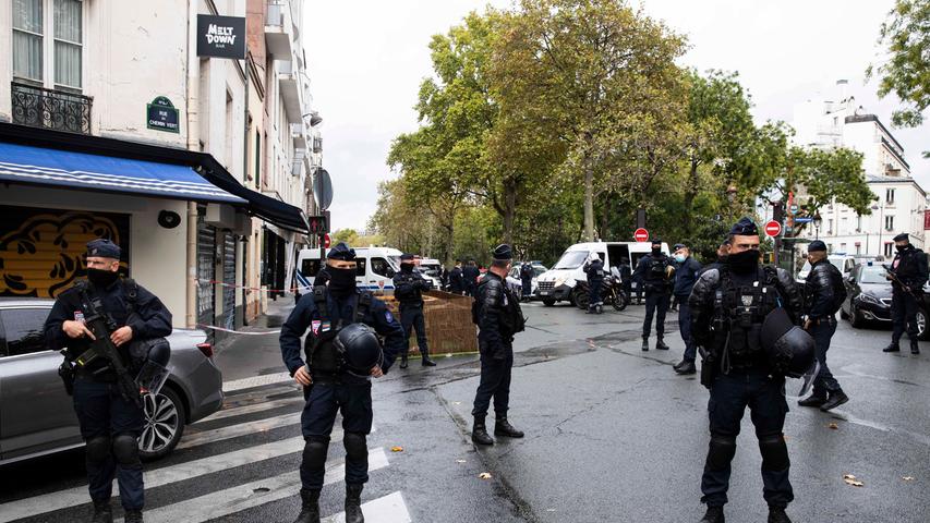 In Paris geht nach monatelanger Pause wieder die Angst vor dem Terror um. Vor dem Gebäude, in dem das Satiremagazin "Charlie Hebdo" einst seine Redaktionsräume hatte, sind am Freitag zwei Journalisten bei einer Messerattacke verletzt worden. Die Anti-Terror-Fahnder haben die Ermittlungen übernommen. Die Polizei nahm zwei Verdächtige fest. Es deutet vieles auf einen politisch motivierten Hintergrund hin. Der 18-jährige Hauptverdächtige soll gestanden haben.