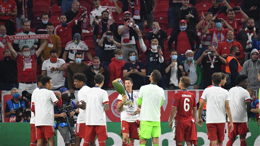 Der deutsche Fußball-Rekordmeister FC Bayern München hat nach dem Triple auch den europäischen Supercup gewonnen. Einen Monat nach dem Champions-League-Triumph setzte sich die Mannschaft von Trainer Hansi Flick am Donnerstag in Budapest nach Verlängerung mit 2:1 (1:1, 1:1) gegen den Europa-League-Sieger FC Sevilla durch. Der kurz zuvor eingewechselte Javi Martinez schoss in der 104. Minute vor den laut UEFA 15.500 Zuschauern in der Puskas-Arena den Siegtreffer für die Bayern.