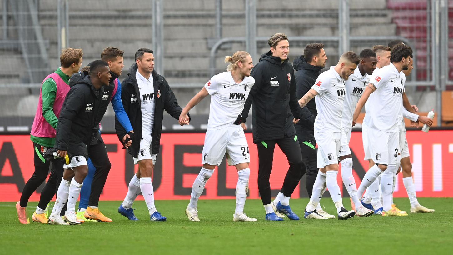 Die Mannschaft des FC Augsburg kann sich nach dem 2:0-Erfolg gegen Borussia Dortmund von ihren Fans als Spitzenreiter feiern lassen.