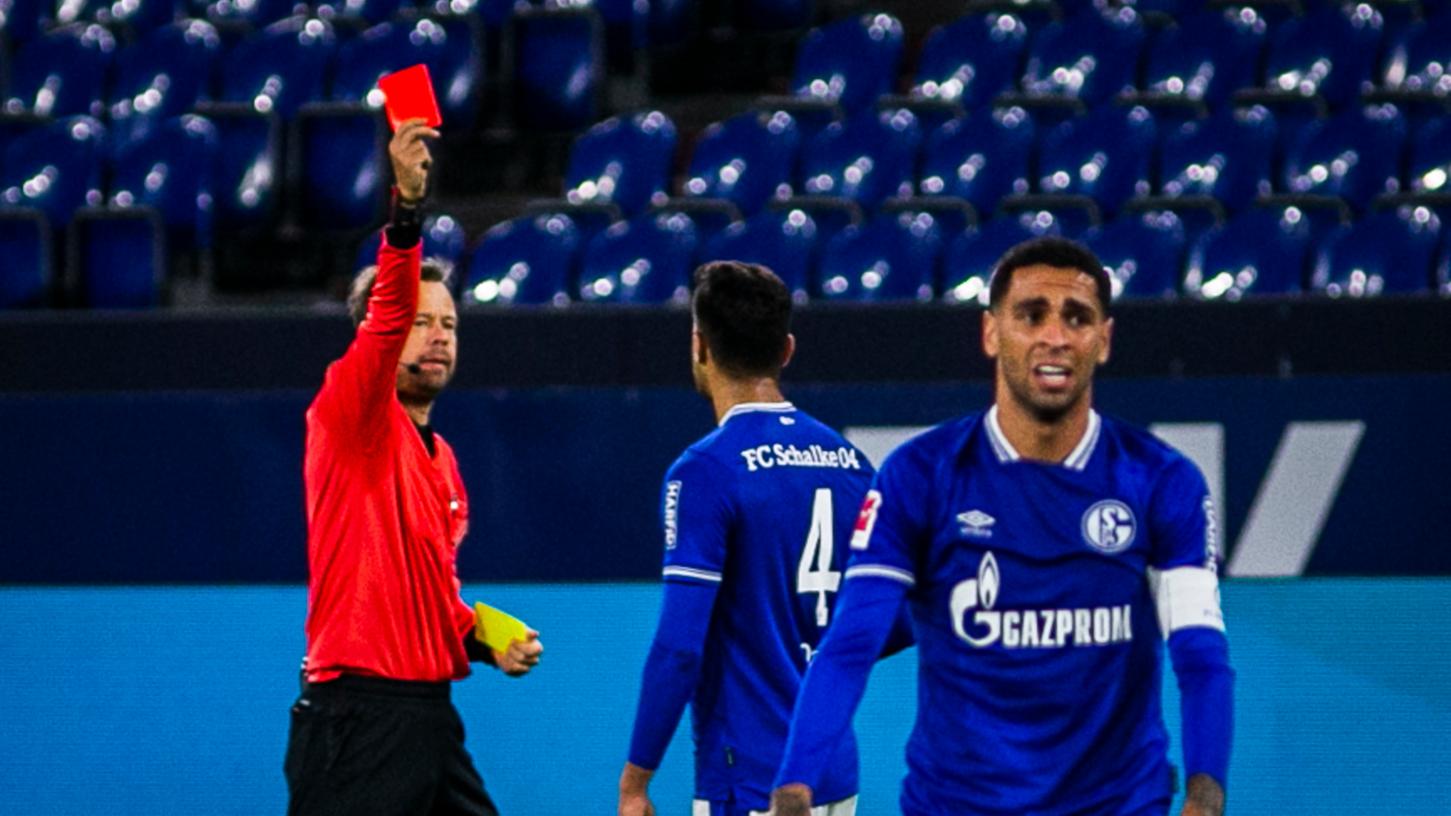 Rote Karte bald auch für den Trainer? Schalkes David Wagner steht nach der 1:3-Niederlage gegen Bremen vor dem Aus.