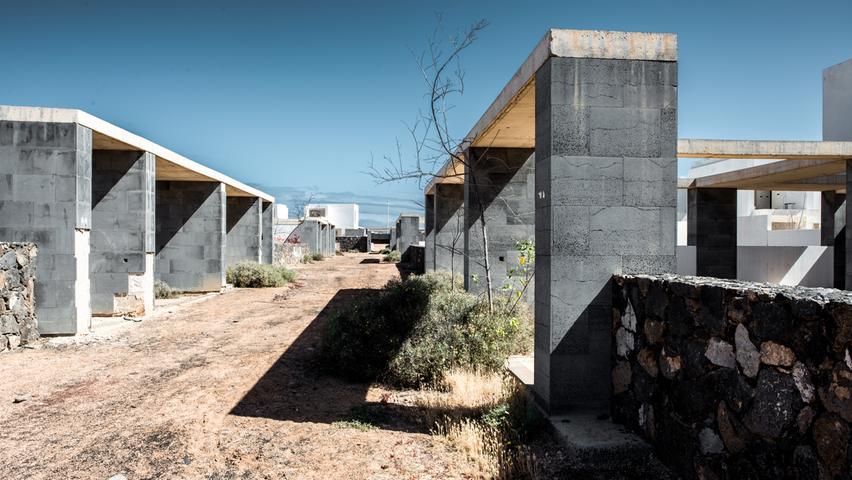 Bauruinen wie diese auf Lanzarote sind im Süden Spaniens vielerorts zu finden. Die Rohbauten oft sichtlich luxuriöser Häuser und Villen wurden von den Investoren halbfertig zurückgelassen, nachdem 2007/08 die Immobilienblase platzte. Auch Auswanderer Rainer Guthmann bekam den Einbruch zu spüren. Bauruinen wie diese auf Lanzarote sind im Süden Spaniens vielerorts zu finden. Die Rohbauten oft sichtlich luxuriöser Häuser und Villen wurden von den Investoren halbfertig zurückgelassen, nachdem 2007/08 die Immobilienblase platzte. Auch Auswanderer Rainer Guthmann bekam den Einbruch zu spüren.