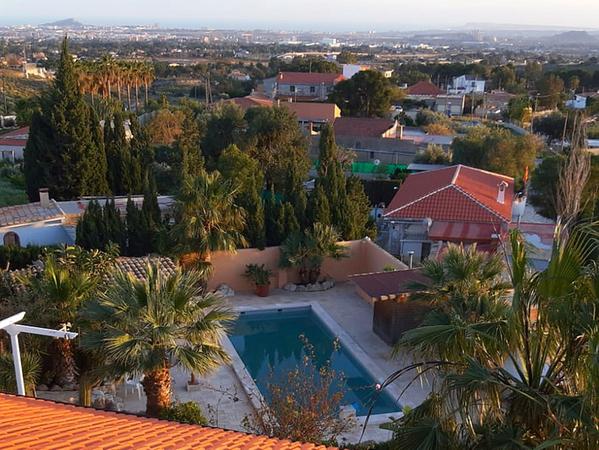 Blick von Rainer Guthmanns Arbeitsplatz über eine Siedlung an der Costa Blanca. Blick von Rainer Guthmanns Arbeitsplatz über eine Siedlung an der Costa Blanca.