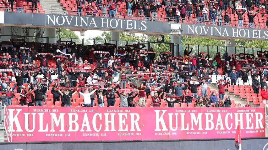 Doch nur selten gelingt es dem gefühlten, seinem immerwährenden Selbstverständnis entsprechenden Erstligaclub, diese Qualitäten auch im Pflichtspiel-Betrieb gegen vermeintlich limitiertere Zweitligisten an den Tag zu legen. Nach einem zähen, unglücklichen Auftaktremis beim SSV Jahn bietet das Team von Cheftrainer Robert Klauß den rot-schwarz-affinen Zuschauern (richtig gehört: 6.505 Fans pilgern an diesem frühherbstlichen Sonntagmittag ins Max-Morlock-Stadion, um erstmals seit Anfang März den FCN wieder auf den Rängen anfeuern zu können) ein kurzweiliges, unterhaltsames Spiel.
Doch nur selten gelingt es dem gefühlten, seinem immerwährenden Selbstverständnis entsprechenden Erstligaclub, diese Qualitäten auch im Pflichtspiel-Betrieb gegen vermeintlich limitiertere Zweitligisten an den Tag zu legen. Nach einem zähen, unglücklichen Auftaktremis beim SSV Jahn bietet das Team von Cheftrainer Robert Klauß den rot-schwarz-affinen Zuschauern (richtig gehört: 6.505 Fans pilgern an diesem frühherbstlichen Sonntagmittag ins Max-Morlock-Stadion, um erstmals seit Anfang März den FCN wieder auf den Rängen anfeuern zu können) ein kurzweiliges, unterhaltsames Spiel.