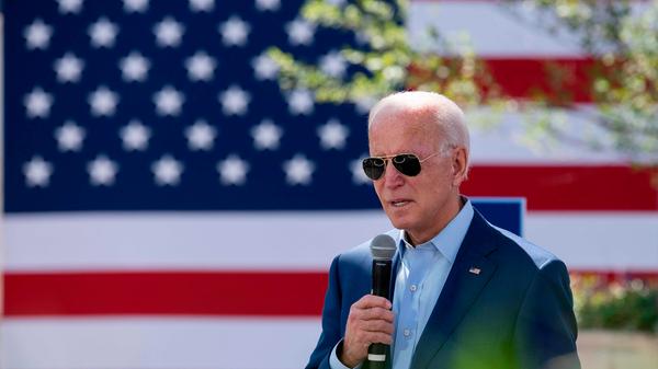 Als Donald Trump zum Präsidenten vereidigt wurde, war er 70 Jahre alt - damit stellte er einen neuen Altersrekord auf. Bei einer Wiederwahl würde er diese Marke folglich auf 74 Jahre anheben. Joe Biden, den Trump gerne als Greis verspottet, wäre bei seiner Vereidigung sogar 78 Jahre alt. Damit würde er zudem Ronald Reagan als ältesten Mann, der jemals das US-Präsidentenamt ausübte, übertrumpfen. Bei seinem Abschied aus dem Weißen Haus 1989 war Reagan 77 Jahre alt.