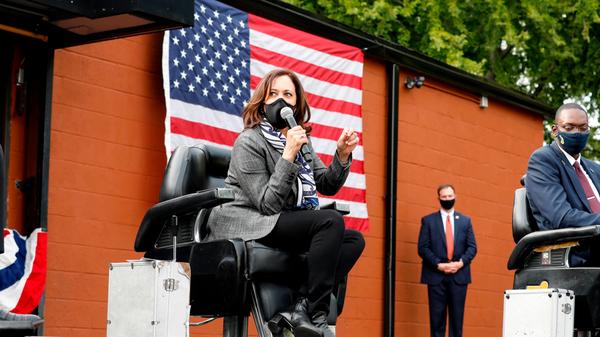 Sollte Biden gewinnen, spekulieren in den USA viele Beobachter bereits auf eine künftige Präsidentin: Kamala Harris. Joe Biden hat die Kalifornierin zu seiner Kandidatin für das Amt der Vizepräsidentin gemacht. Es ist durchaus möglich, dass die 55-Jährige Biden nach vier Jahren beerbt, sollte dieser wegen seines Alters nicht für eine zweite Amtszeit antreten. Auch im Fall seines Todes würde ihm Harris nachfolgen. An der Seite von Donald Trump geht übrigens wieder der amtierende Vizepräsident Mike Pence, ein Erzkonservativer aus Indiana, ins Rennen.