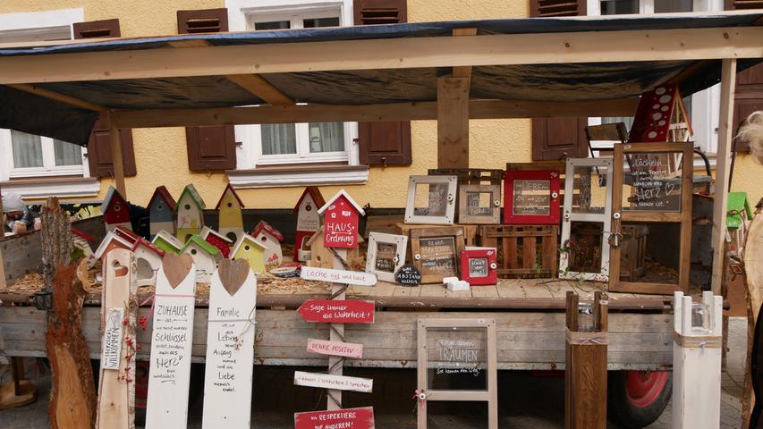 Vogelhäuschen und schöne Sprüche in Holz graviert zogen die Besucher auf dem Markt in der Minnesängerstadt an. 