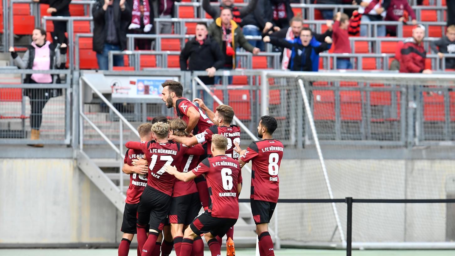 Die Spieler des FCN jubeln nach dem Kopfballtor von Lukas Mühl zum 1:0.