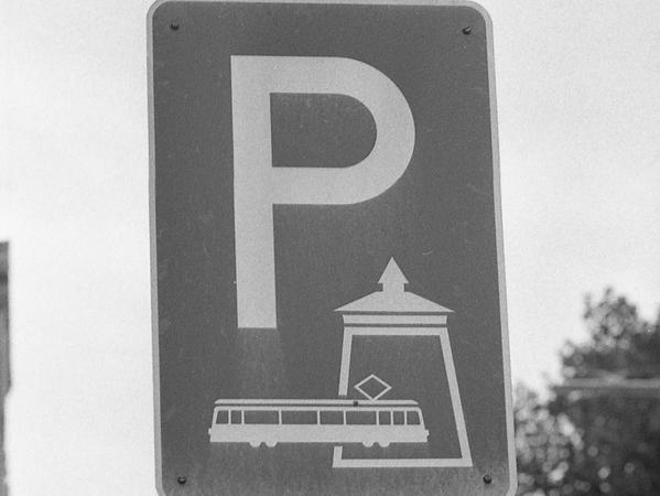 Diese Schilder weisen auf die Parkplätze am Stadtrand hin.
