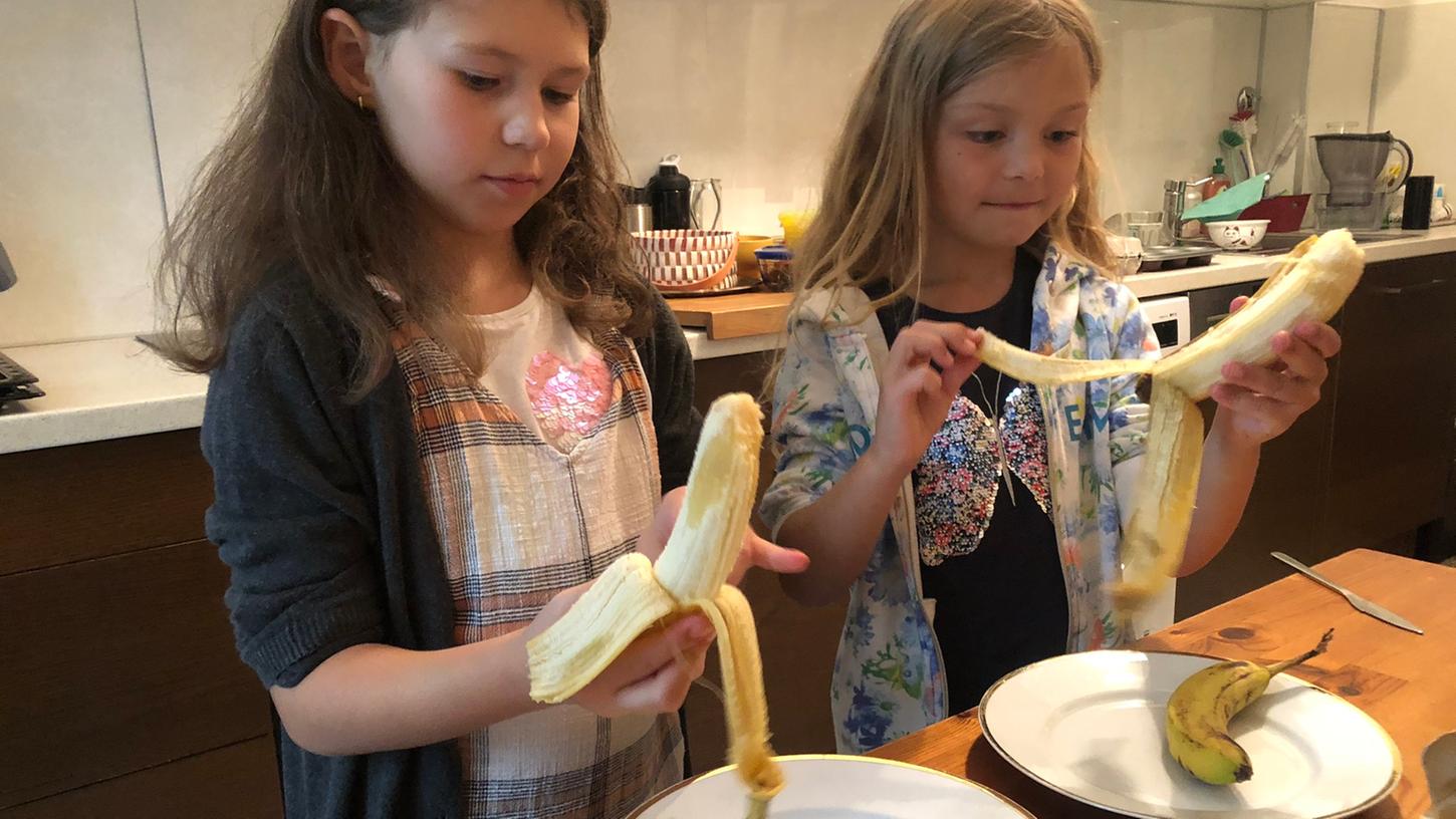 Wie man leckere Bananen-Muffins backen kann, zeigen Aleksandra (li.) und Inja in der nächsten Ausgabe der Kinderzeitung "nanu!?".