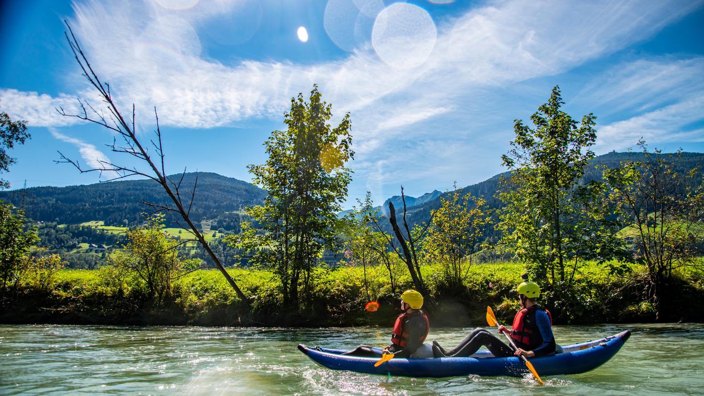 Rechts und links Berggipfel, dazwischen das Ennstal: Grüne Weiden, Kühe und Radwege. Inmitten der Enns treibt man meist völlig allein und abseits des Massentourismus dahin.
Rechts und links Berggipfel, dazwischen das Ennstal: Grüne Weiden, Kühe und Radwege. Inmitten der Enns treibt man meist völlig allein und abseits des Massentourismus dahin.