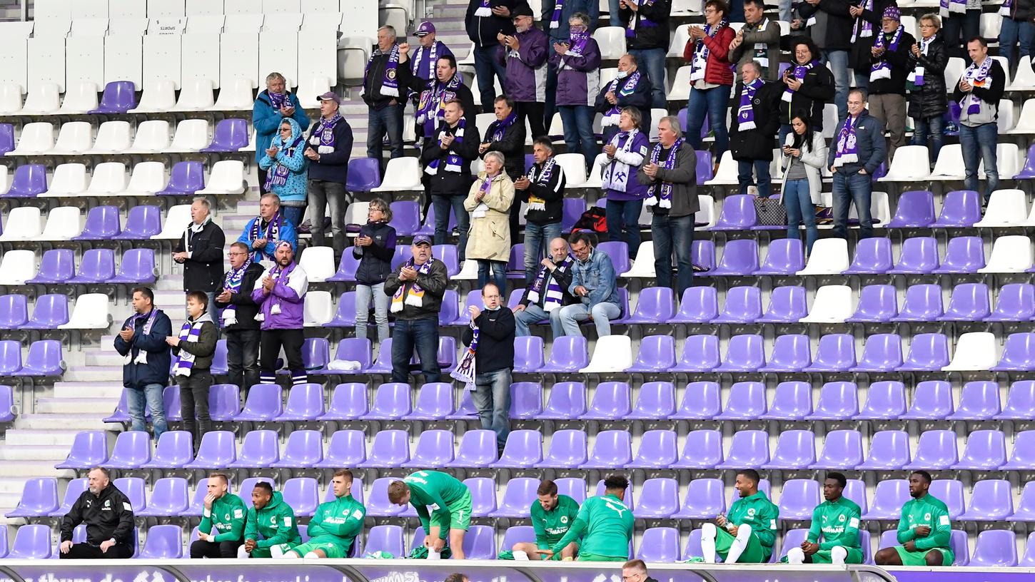 Traditionell hitzig und unangenehm ging es für die Fürther im Auer Erzgebirgsstadion zu. Traditionell hitzig und unangenehm ging es für die Fürther im Auer Erzgebirgsstadion zu.