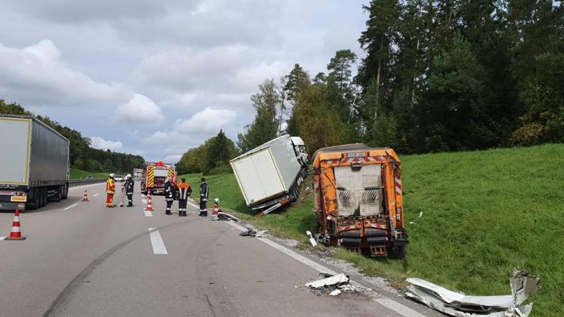 In Böschung geschleudert: Unfall mit Lkw und Müllauto auf A3