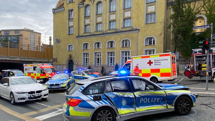 Drei Verletzte: VW-Bus kollidiert bei Comödie Fürth mit Polizeiauto