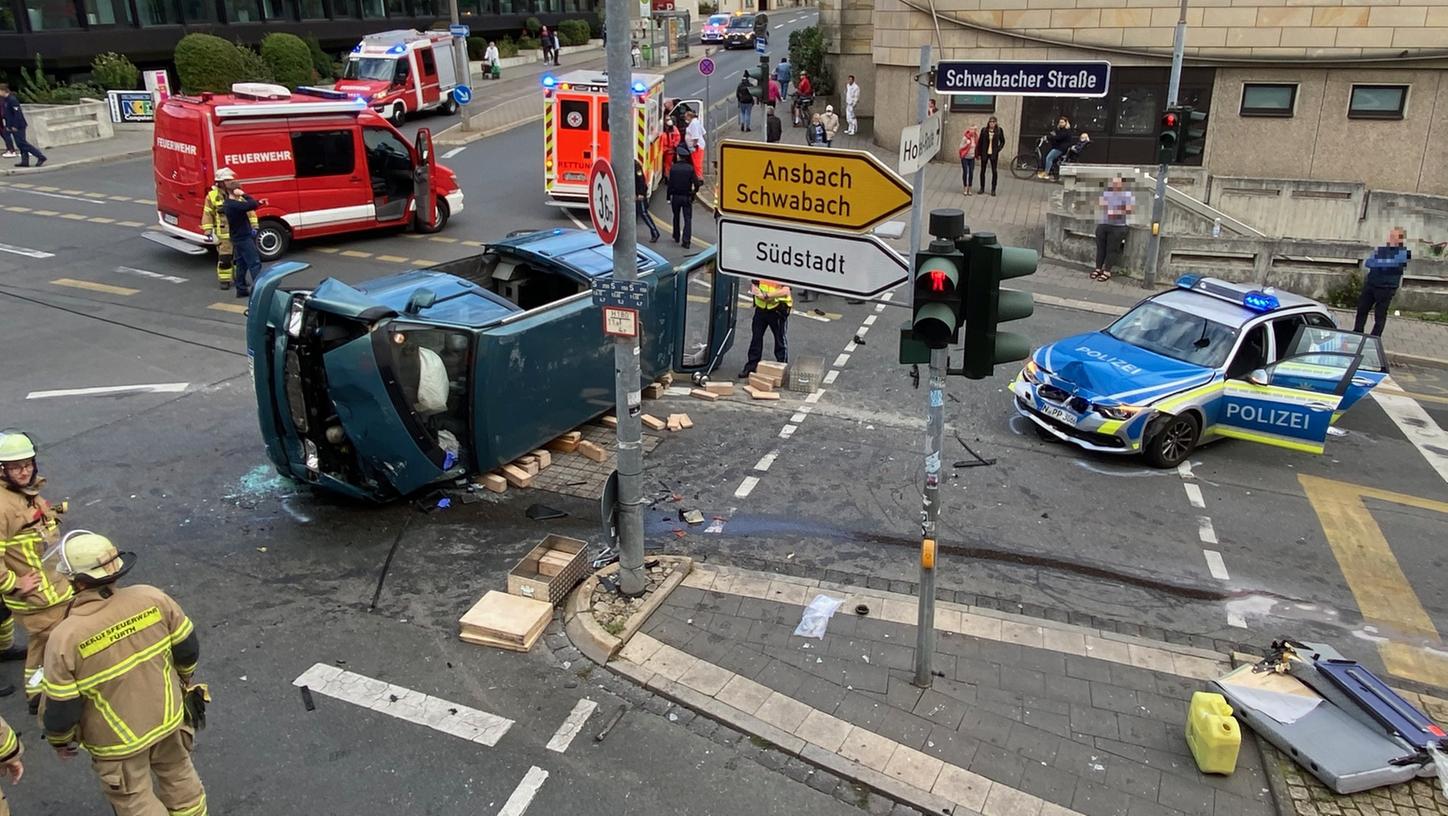 Am Montagnachmittag kam es in Fürth zu einem schweren Verkehrsunfall zwischen einem Kleinbus und einem Streifenwagen.