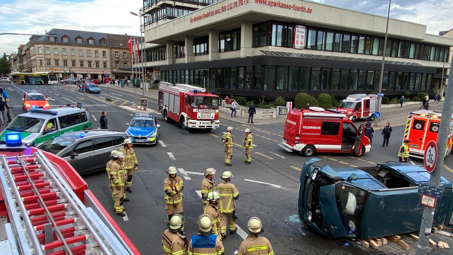 Am Montagnachmittag kam es in Fürth zu einem schweren Verkehrsunfall zwischen einem Kleinbus und einem Streifenwagen der Polizei.
Am Montagnachmittag kam es in Fürth zu einem schweren Verkehrsunfall zwischen einem Kleinbus und einem Streifenwagen der Polizei.