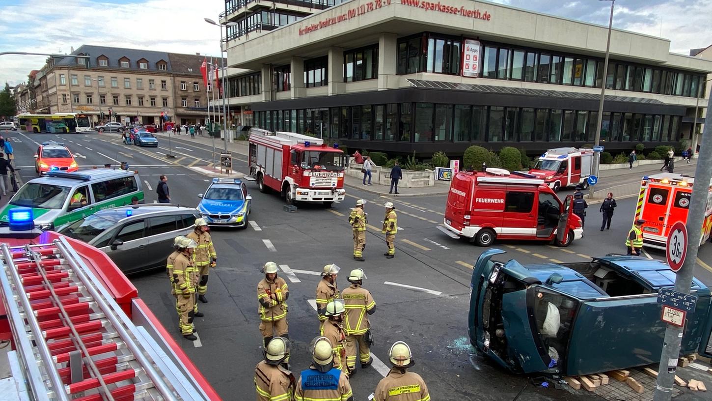 Am Montagnachmittag kam es in Fürth zu einem schweren Verkehrsunfall zwischen einem Kleinbus und einem Streifenwagen der Polizei.