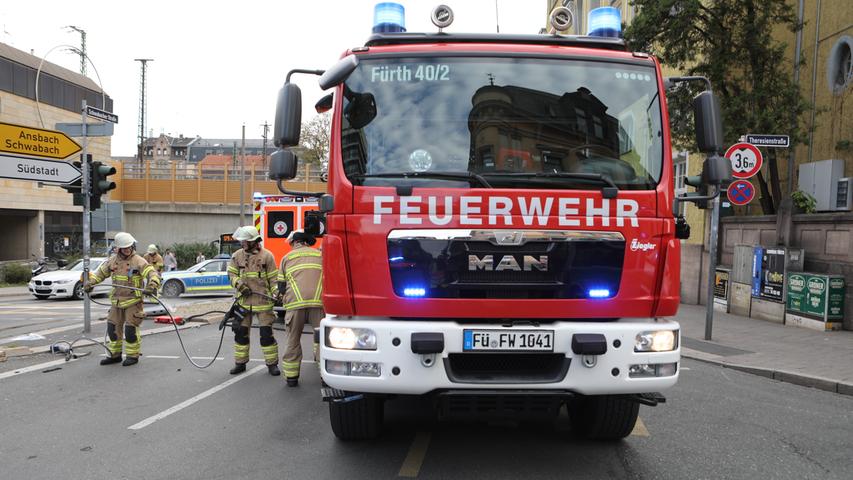 Drei Verletzte: VW-Bus kollidiert bei Comödie Fürth mit Polizeiauto