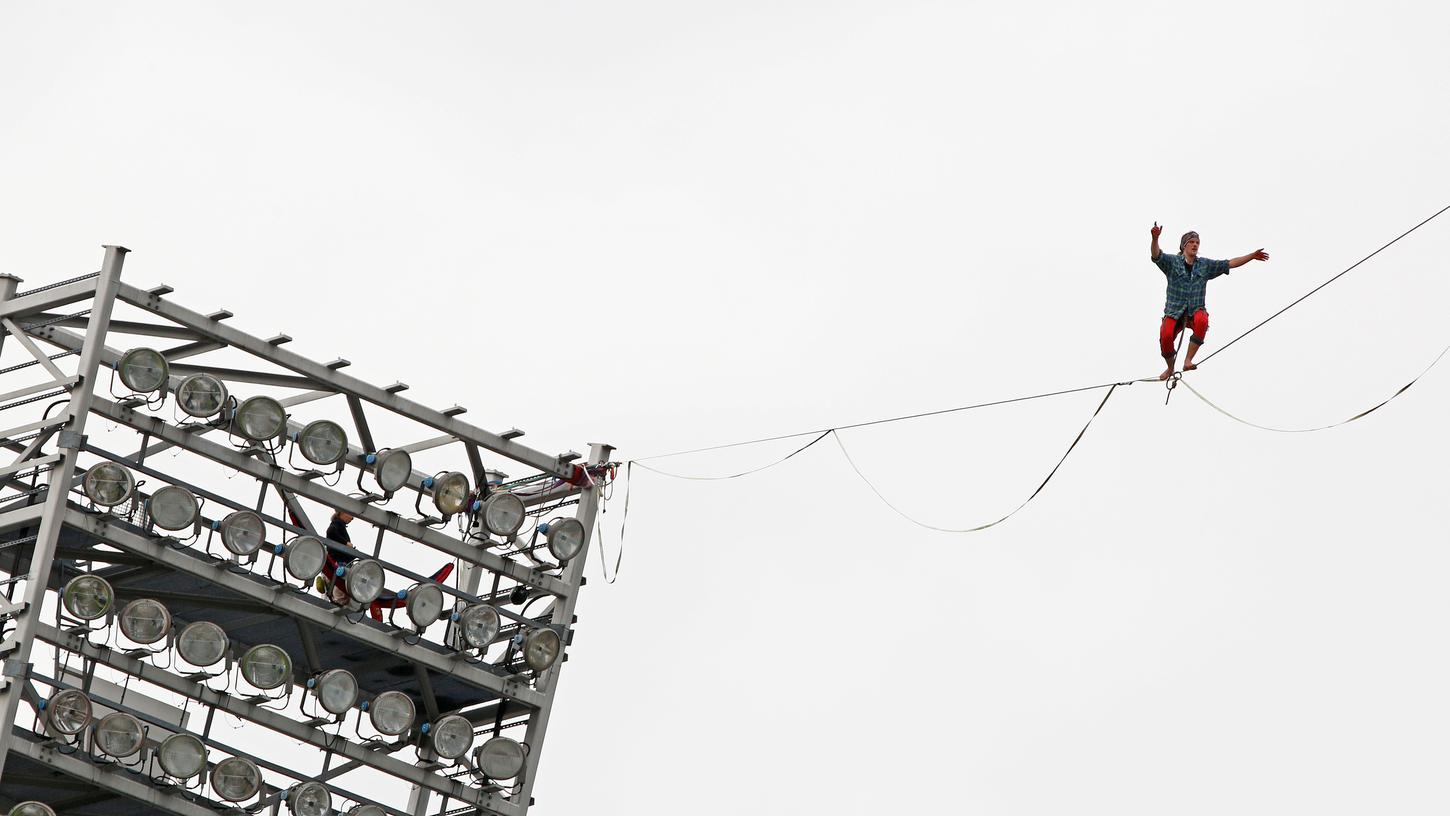 Eine Slackline-Gruppe balanciert 230 Meter von Flutlichtmast zu Flutlichtmast.
Eine Slackline-Gruppe balanciert 230 Meter von Flutlichtmast zu Flutlichtmast.