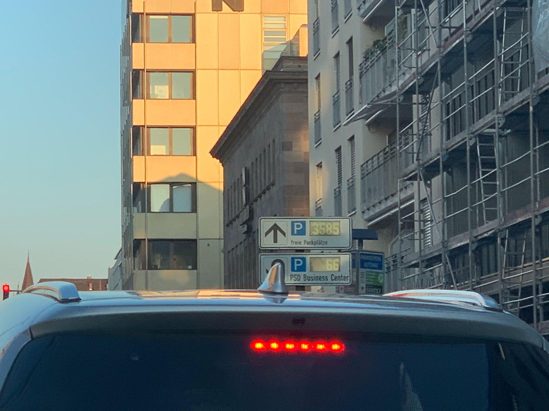 Auch die Parkhäuser bekamen die Auswirkungen zu spüren - mehr Pendler fuhren mit dem Auto.