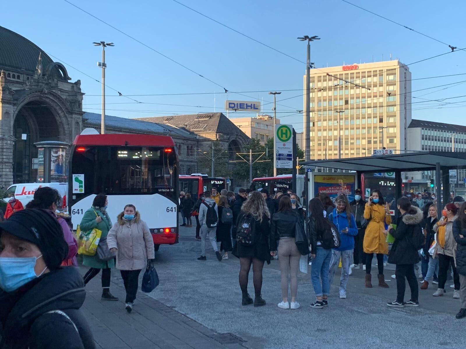 Bei Temperaturen im einstelligen Bereich mussten Schüler wie Pendler auf den Ersatzverkehr warten. Die VAG richtete einen Notbetrieb ein.