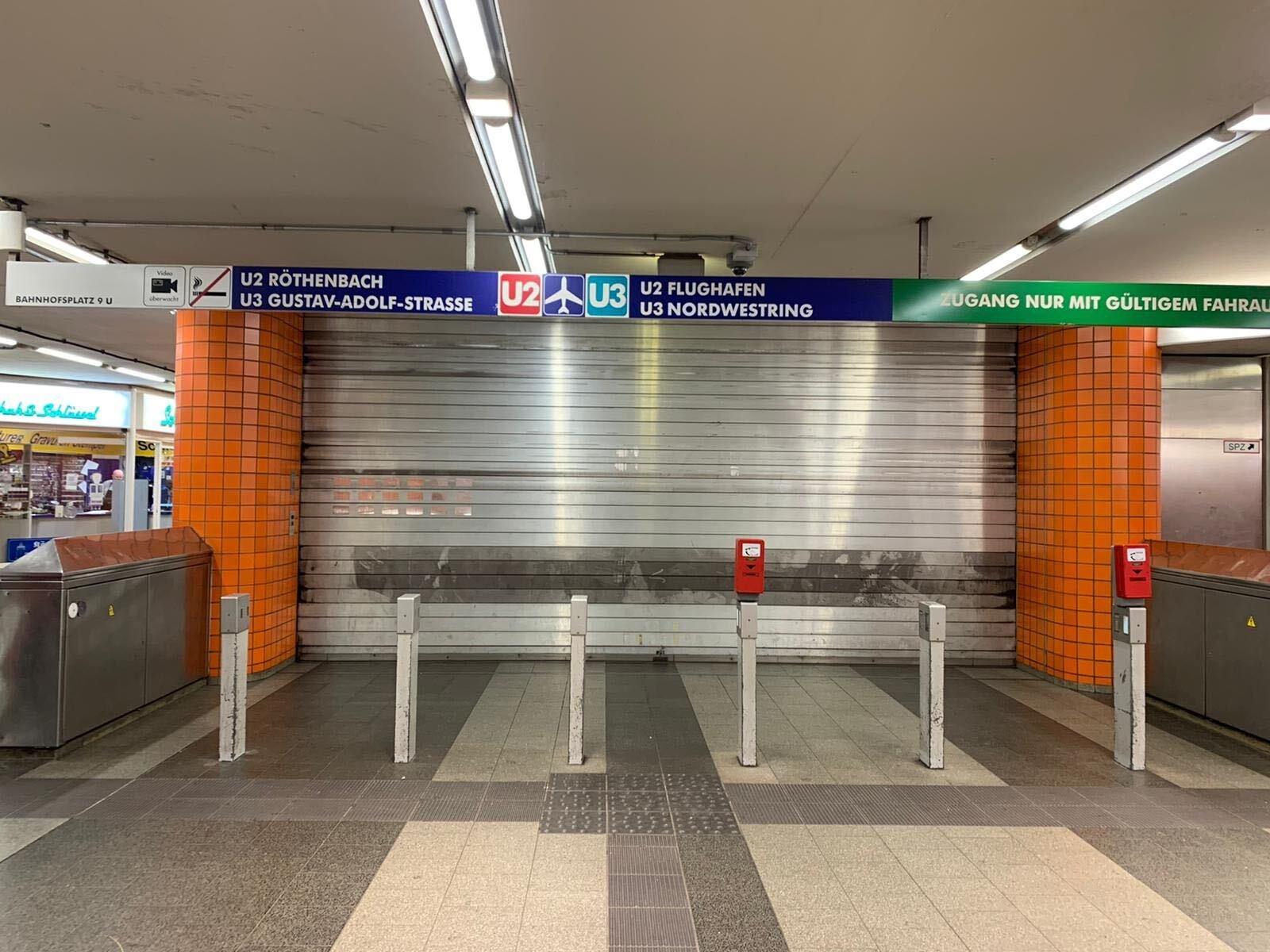 Ein Verdi-Sprecher bezeichnete die Aktion schon am Morgen als "vollen Erfolg", die Streikbereitschaft liege bei annähernd 100 Prozent.