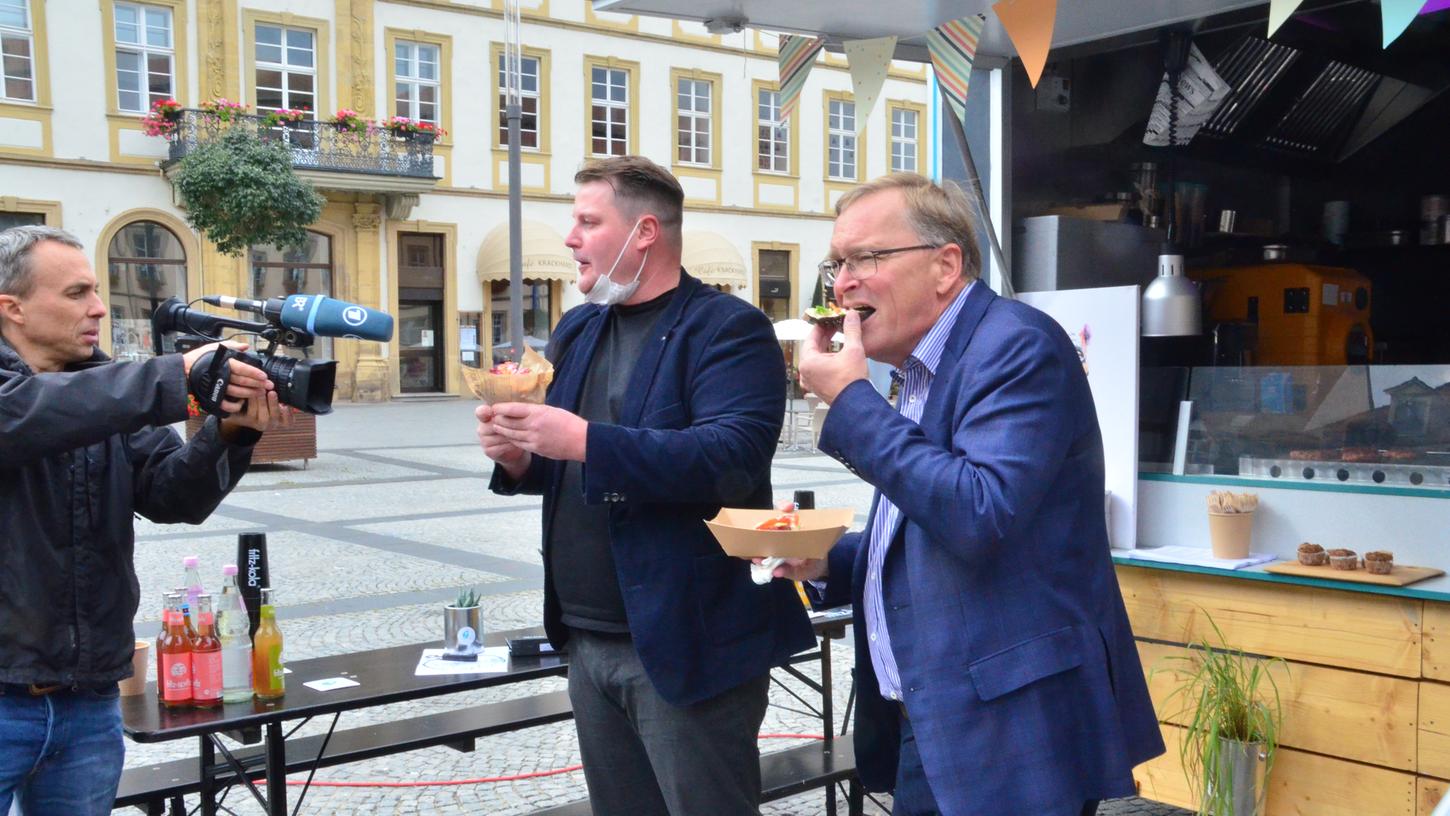Oberbürgermeister Andreas Starke (rechts) bei der Verköstigung des Bamberger Kulturburgers.