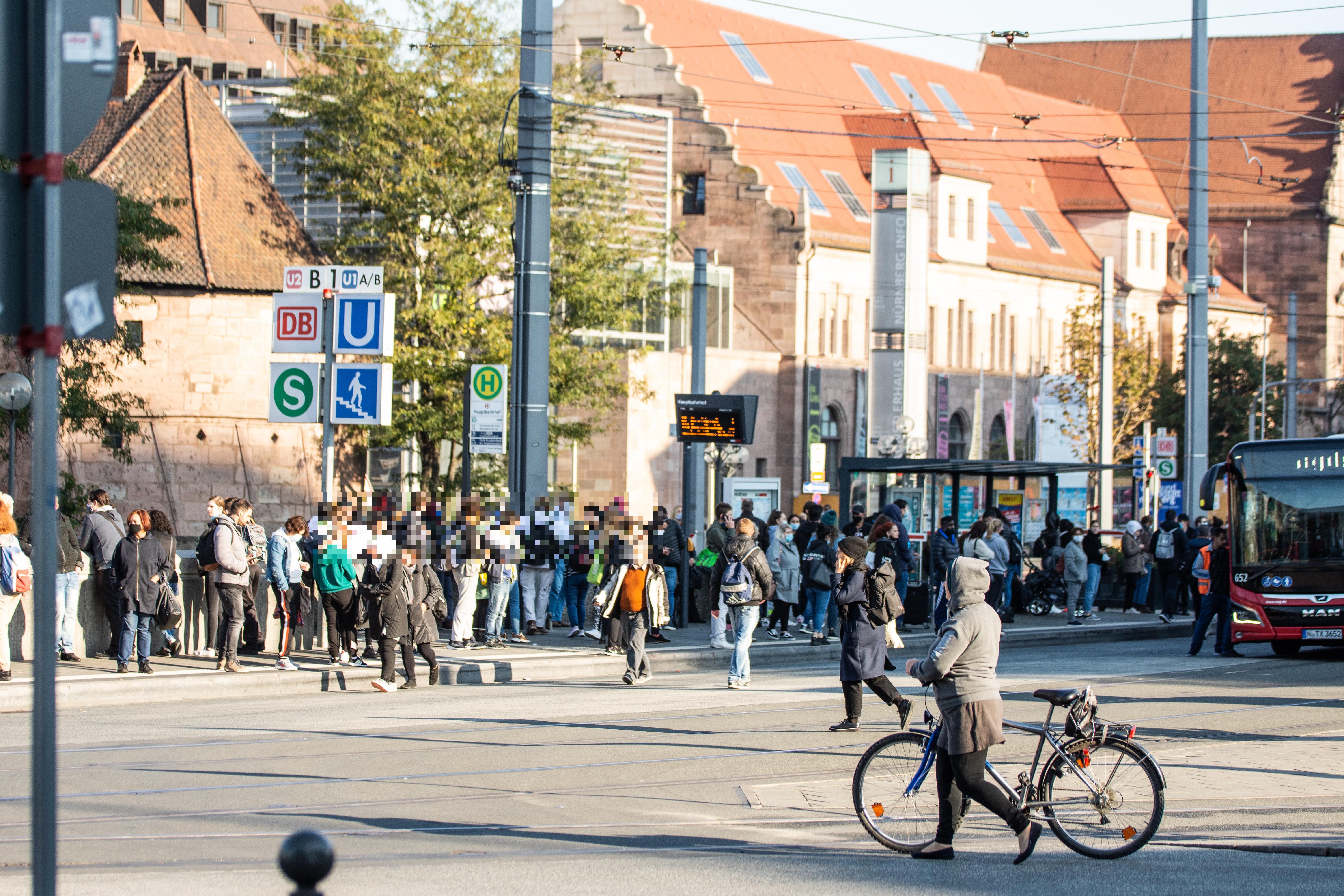 Viele wartende Menschen an der Bushaltestelle am Nürnberger Hauptbahnhof.