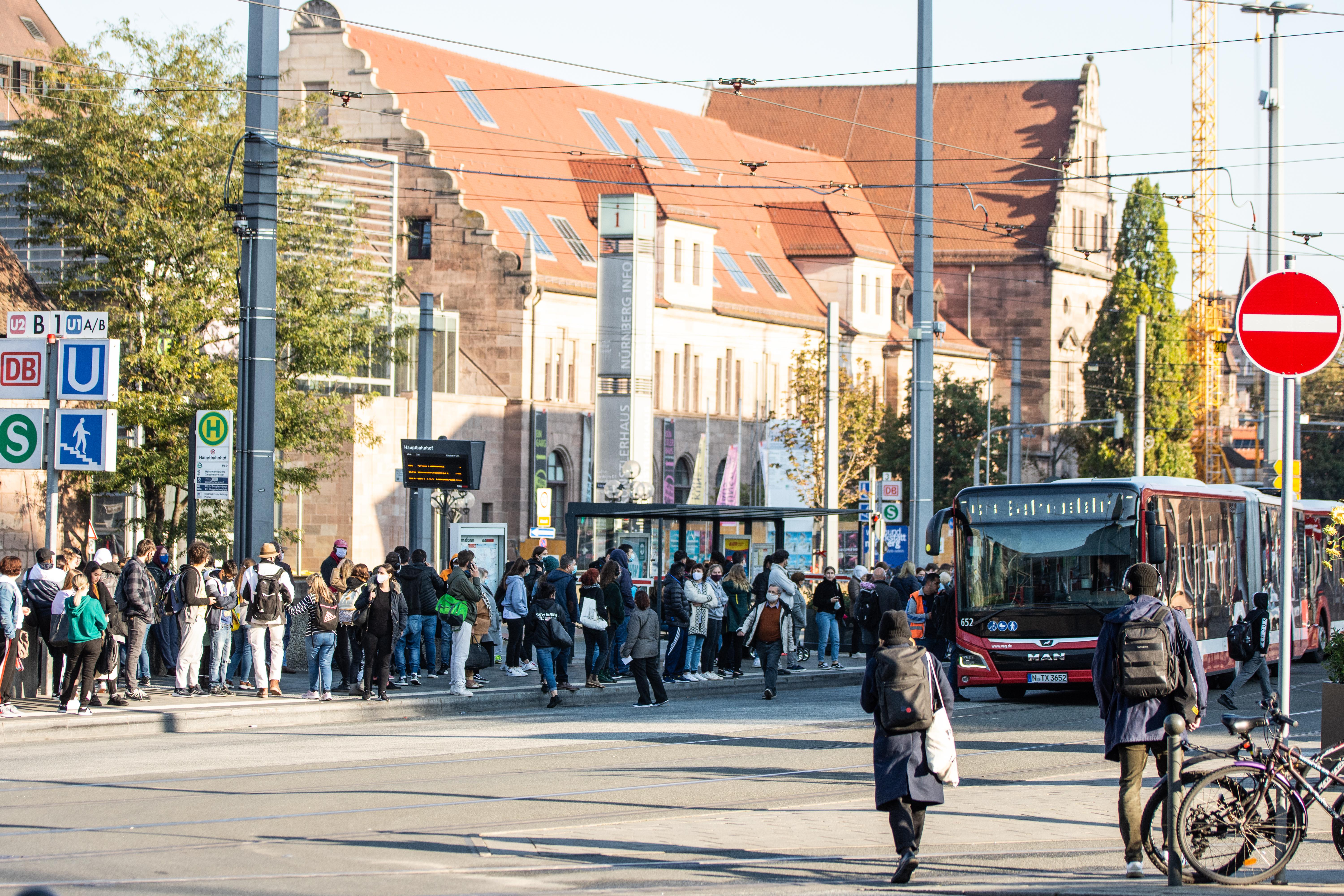 Normalerweise fahren hier zur Pendelzeit die Buslinien 43 und 44 im Wechsel alle zehn Minuten