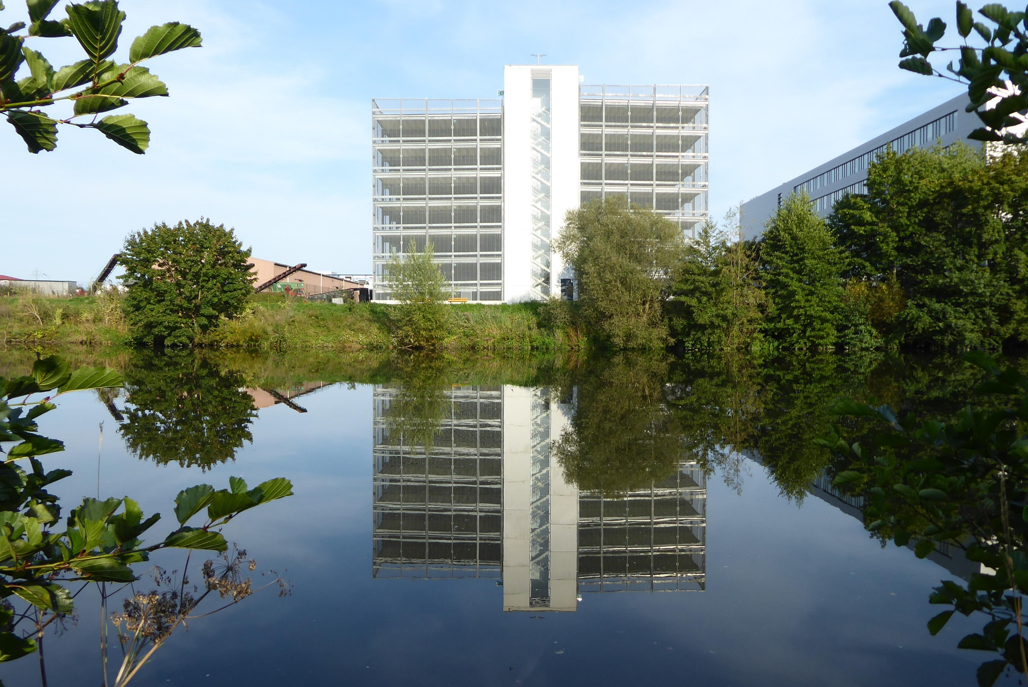 Norbert Haselbauer hat dieses beeindruckende Foto vom Siemens-Parkahsu in Forchheim gemacht: "Gesehen bei absoluter Windstille am RMD-Kanal." 