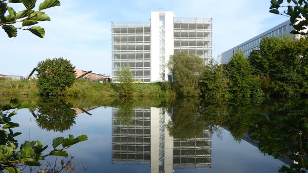Norbert Haselbauer hat dieses beeindruckende Foto vom Siemens-Parkahsu in Forchheim gemacht: "Gesehen bei absoluter Windstille am RMD-Kanal."