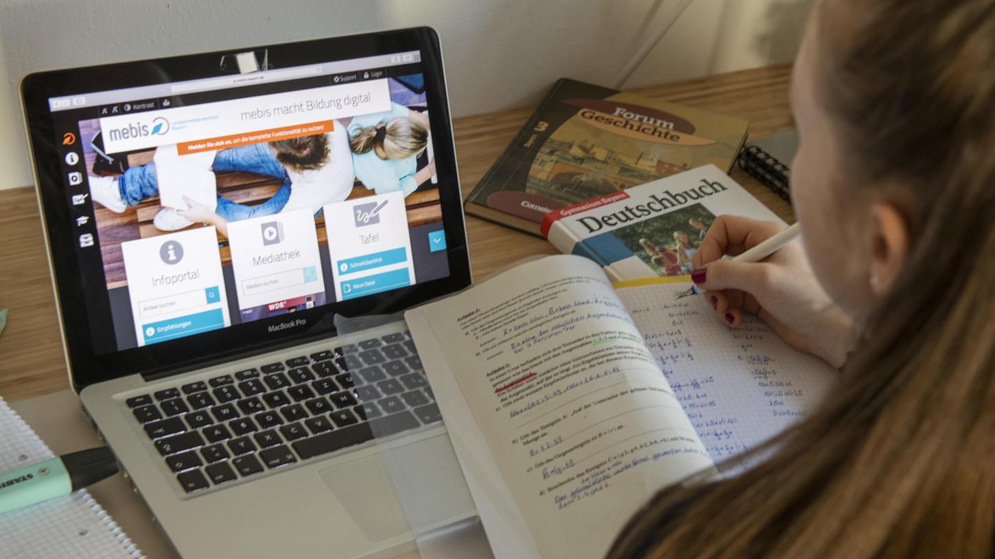Eine Schülerin hat auf einem Laptop die Lernplattform "mebis" für bayerische Schulen geöffnet. Was das digitale Lernen angeht, liegt Deutschland im internationalen Vergleich weit hinten.