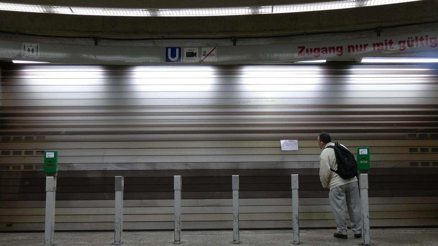 Diesen Montag stehen U-Bahn-Kunden wieder vor heruntergelassenen Toren.