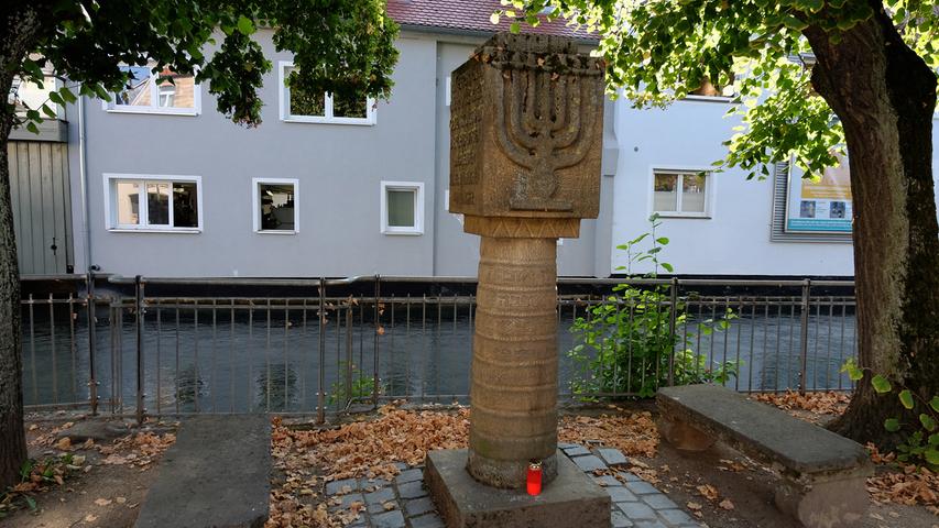 Synagogengedenkstein: Die 1771 gebaute und 1808 vergrößerte Synagoge in der Wiesentstraße wurde am Abend der deutschlandweiten Pogrome am 9. November 1938 geschändet, verwüstet und am nächsten Tag gesprengt. Heute erinnert ein Gedenkstein an die Synagoge – er befindet sich gegenüber der ehemaligen Synagoge.