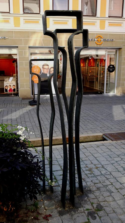 Menschenbild: In der Hauptstraße steht vor dem Haupteingang der Volksbank die Bronze-Skulptur des Künstlers Jeff Beer. 1992 wurde die Bronze-Plastik offiziell der Stadt Forchheim übergeben.