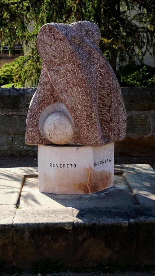Rovereto-Denkmal: Die Skulptur aus rotem Kalkstein aus den Dolomiten symbolisiert vor der Kaiserpfalz die Städtefreundschaft zwischen Forchheim und Rovereto. Auf dem Sockel steht  "Rovereto incontra Forchheim", also "Rovereto begegnet Forchheim".