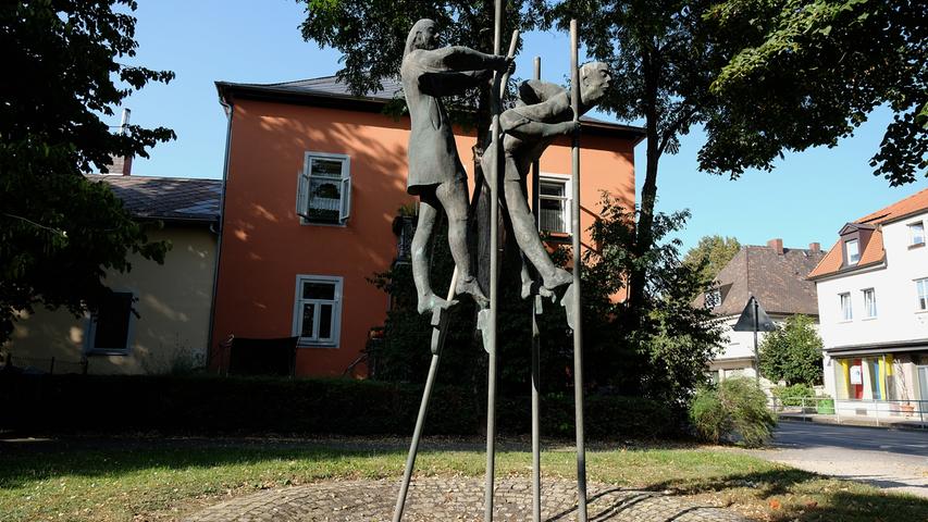 Die Stelzenläufer: 1989 wurde das Bronzedenkmal von Künstler Harro Frey in der Nähe des Kinderspielplatzes an der Von-Brun-Straße eingeweiht .