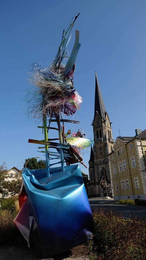 Talking to the Sky: 2016 wurde die Skulptur des belgischen Künstlers Arne Quinze offiziell an die Stadt Forchheim übergeben. Das knallbunte Werk an der Eisenbahnstraße ist nicht unumstritten - bringt aber unbestritten jede Menge Farbe in die Stadt.