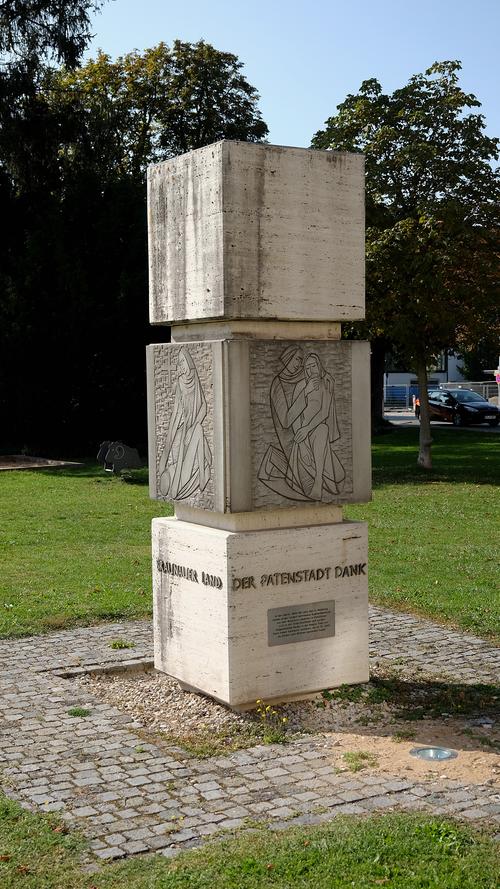 Heimatvertrieben aus Braunau: Das Denkmal der Braunauer Heimatvertriebenen wurde 1976 eingeweiht und stand urspünglich auf dem Bahnhofsvorplatz. Aufgrund von Umbaumaßnahmen im Jahr 2003 musste das Denkmal auf den Streckerplatz weichen. 
