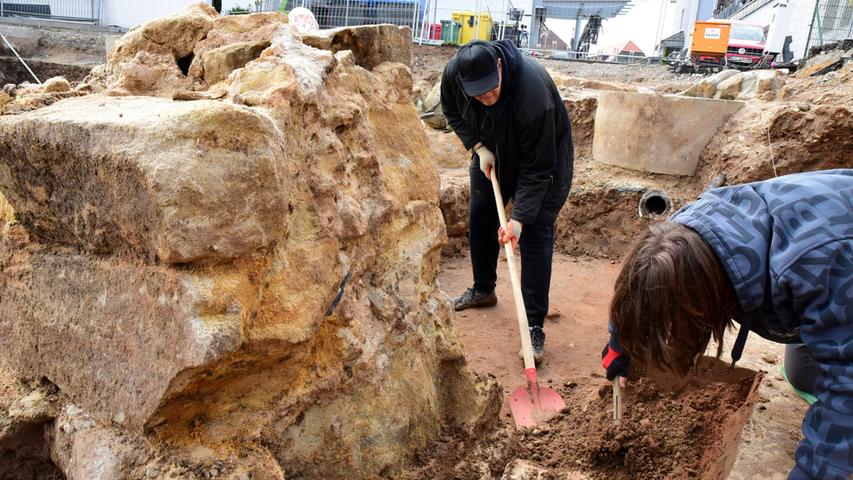 Auf den Spuren der Vergangenheit: Archäologen buddeln sich durch Sparkassen-Baustelle