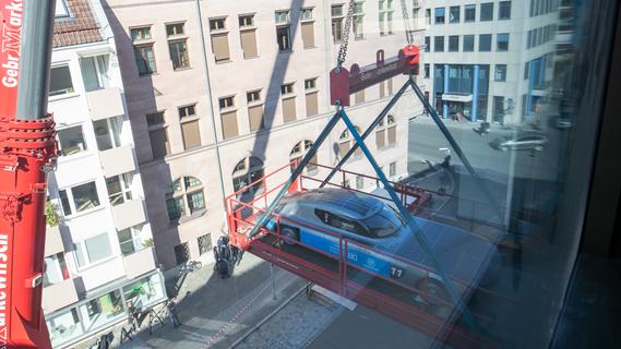 Solarauto kam durchs Fenster des Deutschen Museums Nürnberg