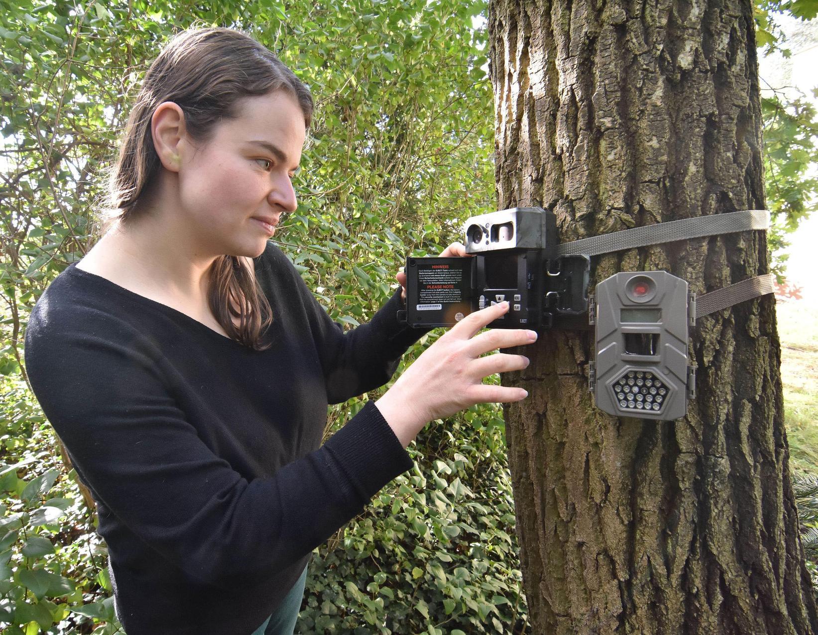 Nach Schießerei: Karolina Schwarm kontrolliert eine Wildkamera