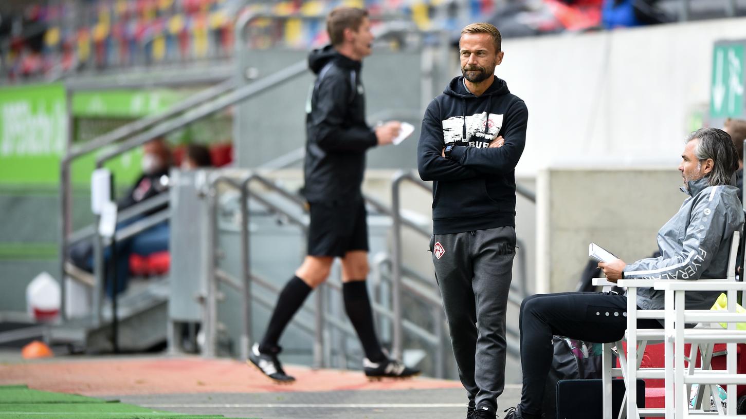 Nach zwei Spieltagen im deutschen Fußball-Unterhaus trennen sich die Würzburger Kickers von ihrem Aufstiegscoach Michael Schiele.