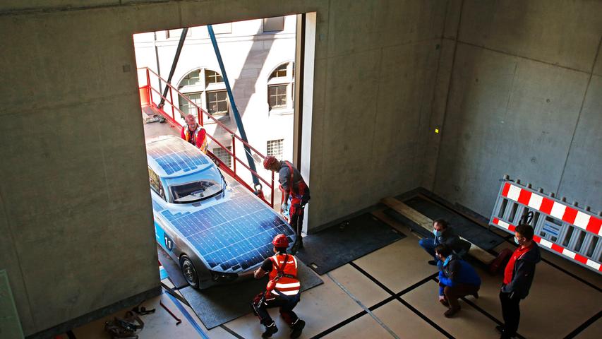 Solarauto kam durchs Fenster des Deutschen Museums Nürnberg