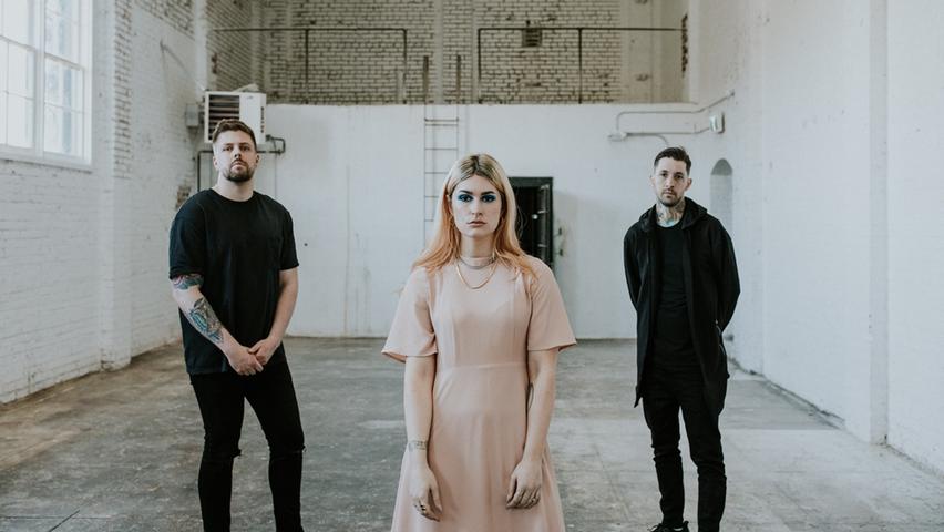 Die kanadische Metal-Formation Spiritbox findet 2017 zusammen und stellt im gleichen Jahr ihre Debüt-EP der Öffentlichkeit vor. Nach einer kurzen Verschnaufspause legt die Band um das Ehepaar Courtney LaPlante und Michael Stringer 2018 ein weiteres Release nach. Seit Februar gibt es nun das Video zum aktuellen Song "Holy Roller" auf allen gängigen Portalen zu besichtigen. Die kanadische Metal-Formation Spiritbox findet 2017 zusammen und stellt im gleichen Jahr ihre Debüt-EP der Öffentlichkeit vor. Nach einer kurzen Verschnaufspause legt die Band um das Ehepaar Courtney LaPlante und Michael Stringer 2018 ein weiteres Release nach. Seit Februar gibt es nun das Video zum aktuellen Song "Holy Roller" auf allen gängigen Portalen zu besichtigen.