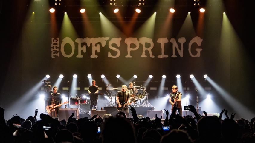 Mit The Offspring gastiert eine weitere renommierte Kapelle bei Rock im Park 2021. Gegründet in Orange County, stellen die Jungs seit Ende der 1980er Jahre einwandfreien Skate Punk und Punk Rock her. Bis heute haben The Offspring mehr als 40 Millionen Alben verkauft. Bei der Show in Nürnberg gibt es altes wie neues Material zu hören. Mit The Offspring gastiert eine weitere renommierte Kapelle bei Rock im Park 2021. Gegründet in Orange County, stellen die Jungs seit Ende der 1980er Jahre einwandfreien Skate Punk und Punk Rock her. Bis heute haben The Offspring mehr als 40 Millionen Alben verkauft. Bei der Show in Nürnberg gibt es altes wie neues Material zu hören.