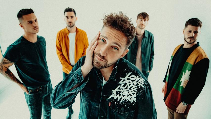 Die britische Band You Me At Six hat einen immensen musikalischen Output. Seit ihrer Gründung vergeht kaum ein Jahr ohne Release. Ihr brandneues Album "Suckapunch" steht auch schon wieder in den Startlöchern. Auf der Website der Hardrocker kann man die Scheibe vorbestellen. 